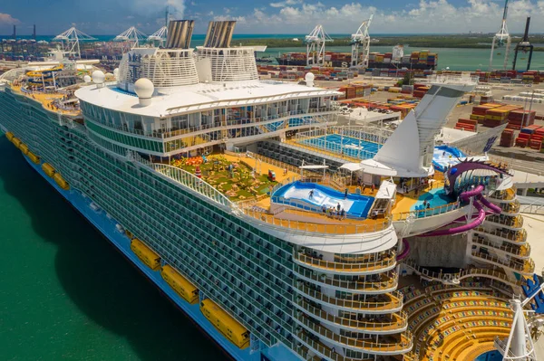 Zdjęcie lotnicze Symphony of the Seas Miami FL kolorowa scena — Zdjęcie stockowe