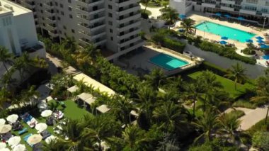 Hava Miami oteller ve kınamak havuz güverte yaz paklm ağaçlar