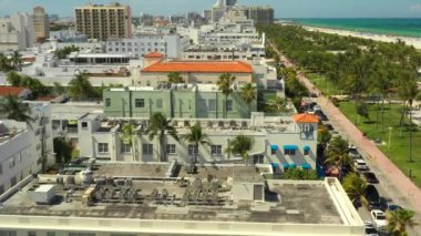 Otel çatıları üzerinde Uçan Miami Beach Ocean Drive 4k 30p
