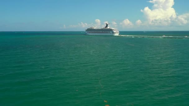 Vídeo Aéreo Carnival Cruise Ship Dirige Mar Miami — Vídeos de Stock