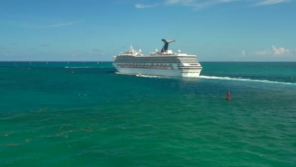 Aerial Miami Statek Wycieczkowy Odlatujący Oceanie — Wideo stockowe