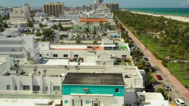 ホテルの屋上を飛ぶ マイアミビーチオーシャンドライブ — ストック動画