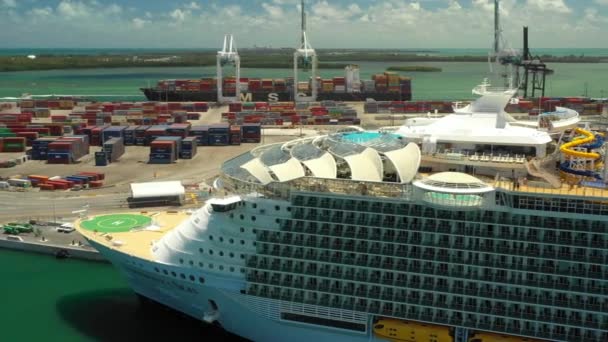 Съемки Aerial Miami Symphony Seas Lux Cruise Ship — стоковое видео