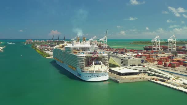 Symphony Seas Port Miami Mundos Maior Navio Drone Aéreo Vídeo — Vídeo de Stock
