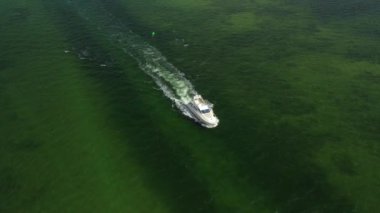 Sığ berrak su 4k yüksek hava drone video lüks yat