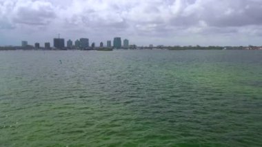 Çerçeveye giren deniz teknesi üzerinde havadan insansız hava aracı videosu