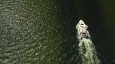 Limana gelen Havadan Miami teknesi