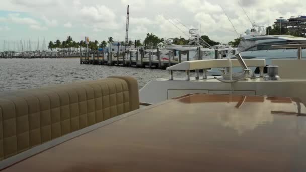 動いている贅沢なヨットの後方のデッキからの眺め — ストック動画
