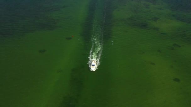 Lucht Jacht Water Varen Tilt Reveal Land — Stockvideo