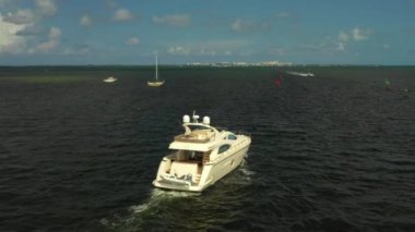 Lüks bir motor yatanın havadan görüntüleri hareket halinde