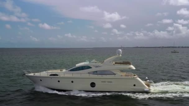 Drone vidéo milliardaires yacht de luxe cabotage dans l'océan 