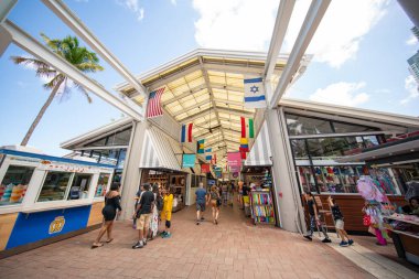 Turist kalabalığı ile Stok görüntü Bayside Marketplace Miami