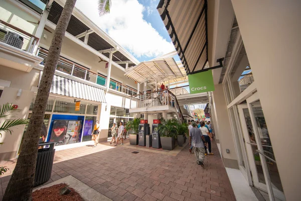 Stock bild Bayside Marketplace Miami med massor av turister — Stockfoto