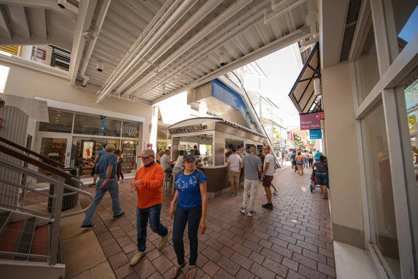 Stock bild Bayside Marketplace Miami med massor av turister — Stockfoto