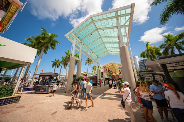 Stock bild Bayside Marketplace Miami med massor av turister — Stockfoto