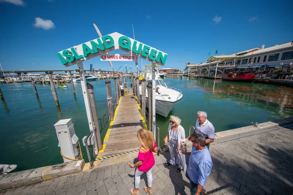 Turistas que entram na doca de passeio de barco Island Queen em Bayside Mia — Fotografia de Stock