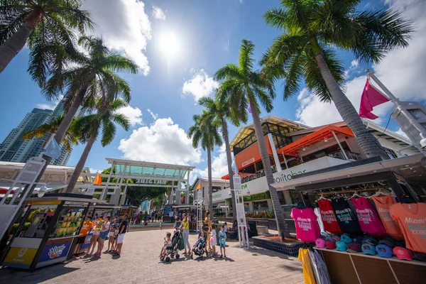 Letnia scena Miami Bayside Marketplace z palmami — Zdjęcie stockowe