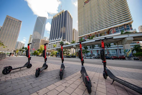 Uber skotrar och Highrise skyskrapor Dowwntown Miami — Stockfoto