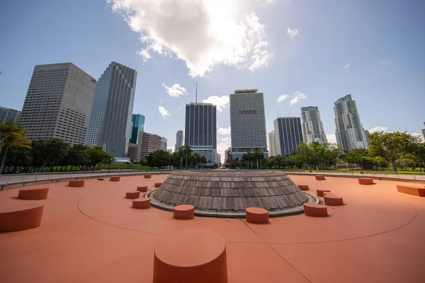 Burzovní obraz v centru Miami z fontány Bayfront parku — Stock fotografie