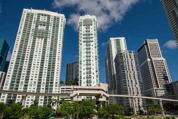 Highrise byggnader Downtown Miami FL på en blå himmel — Stockfoto