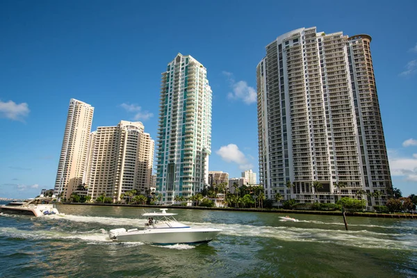 Miami condominios y barcos en el río — Foto de Stock