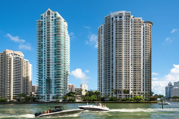 Budovy a lodě Miami River — Stock fotografie