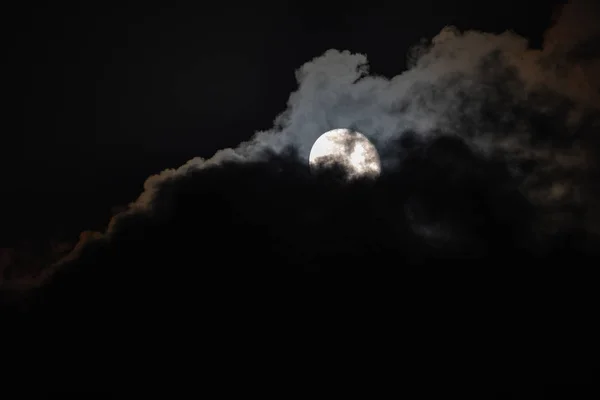 月亮被多云的天空覆盖 — 图库照片