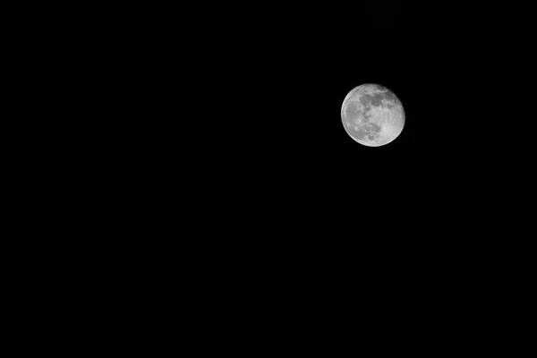 Lune sur balck sky shot avec téléobjectif canon 500mm f4 — Photo