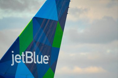 Şirket logolu jetblue uçak kuyruğu fotoğrafı