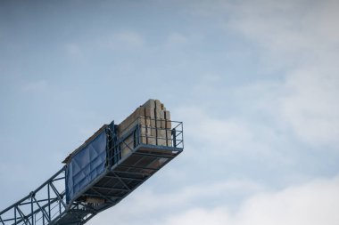 İnşaat vincinde yakın çekim fotoğraf ağırlıkları