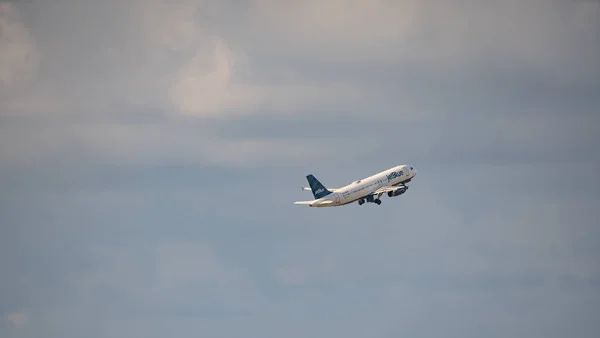Gökyüzüne doğru hareket eden bir Jetblue uçağının görüntüsü — Stok fotoğraf