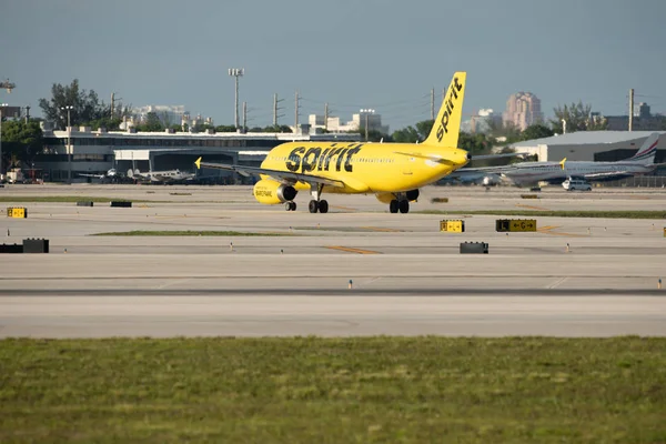Pesawat Spirit dicat kuning di FLL Fort Lauderdale FL — Stok Foto