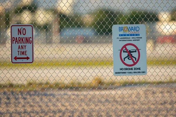 Φορτ Λόντερντεϊλ αεροδρόμιο χωρίς κηφήνας πινακίδα προειδοποίησης δημοσιεύτηκε στο Fen — Φωτογραφία Αρχείου