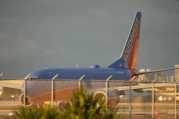 Jet barat daya di belakang pagar bandara — Stok Foto