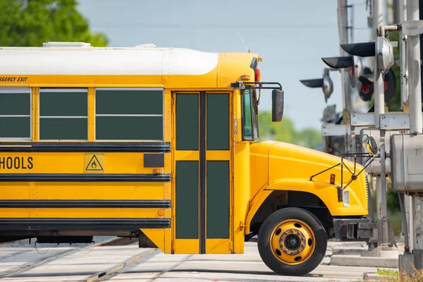 Schule, aber auf Bahngleisen gefährliche Situation — Stockfoto