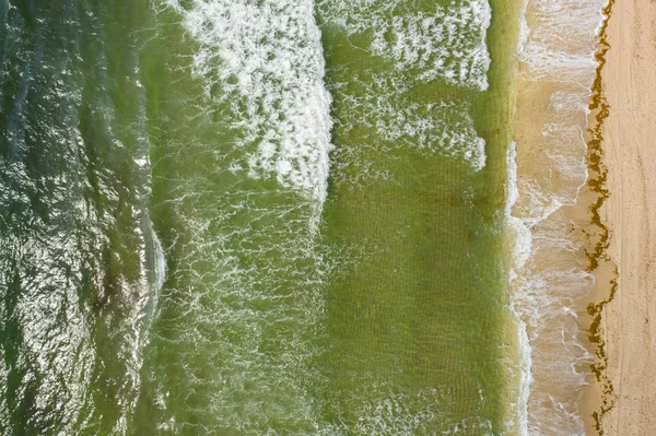 Aerial overhaed shot of waves crashing on the shore — Stock Photo, Image