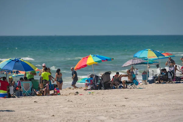 Pessoas na praia durante o Memorial Day Weekend — Fotografia de Stock