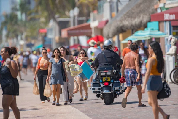 Motorrad cop polizei auf patrouille hollywood beach fl — Stockfoto