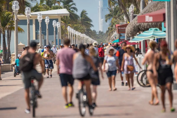 Crowds of people on the beach Memorial Day — Stock Photo, Image