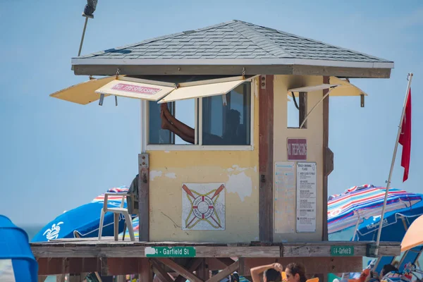 Rettungsschwimmturm am Strand mit einem 500mm-Objektiv aufgenommen — Stockfoto