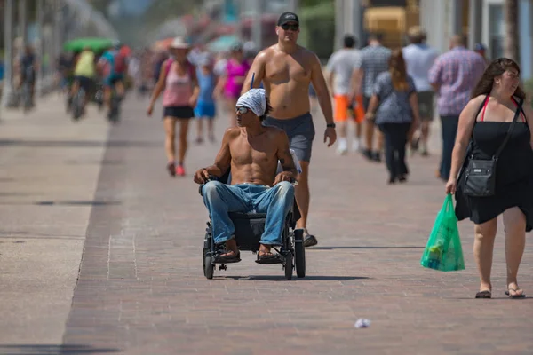 Mann im Rollstuhl am Strand von Hollywood — Stockfoto