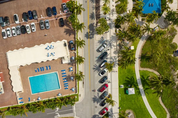 Foto aérea de un destino turístico palmeras y piscina po — Foto de Stock