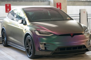 Tesla Model x galaksi renk sarma boya ile 