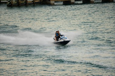 Çift bir waverunner ve adam telefonda