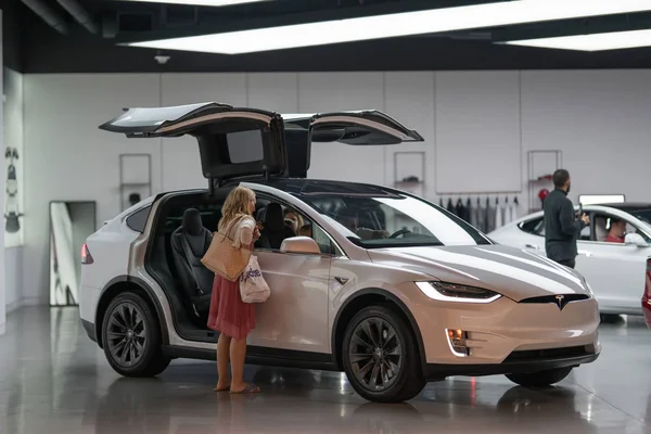 Familieneinkauf für ein neues Tesla-Modell x im aventura-Einkaufszentrum sho — Stockfoto