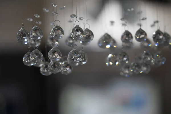 Immagine di un lampadario di cristallo sfondo bokeh sfocato — Foto Stock