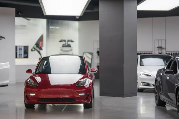 Foto av en ny Tesla Model 3 i Aventura Mall showroom — Stockfoto