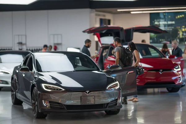 Pessoas comprando novos veículos elétricos Tesla no Centro Comercial Aventura — Fotografia de Stock