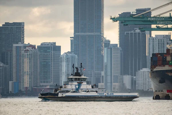 Fisher Island Miami ferry com cena de Downtown Miami em backgr — Fotografia de Stock