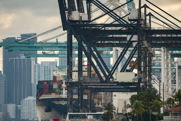 Navio de carga carregado no porto de Miami — Fotografia de Stock